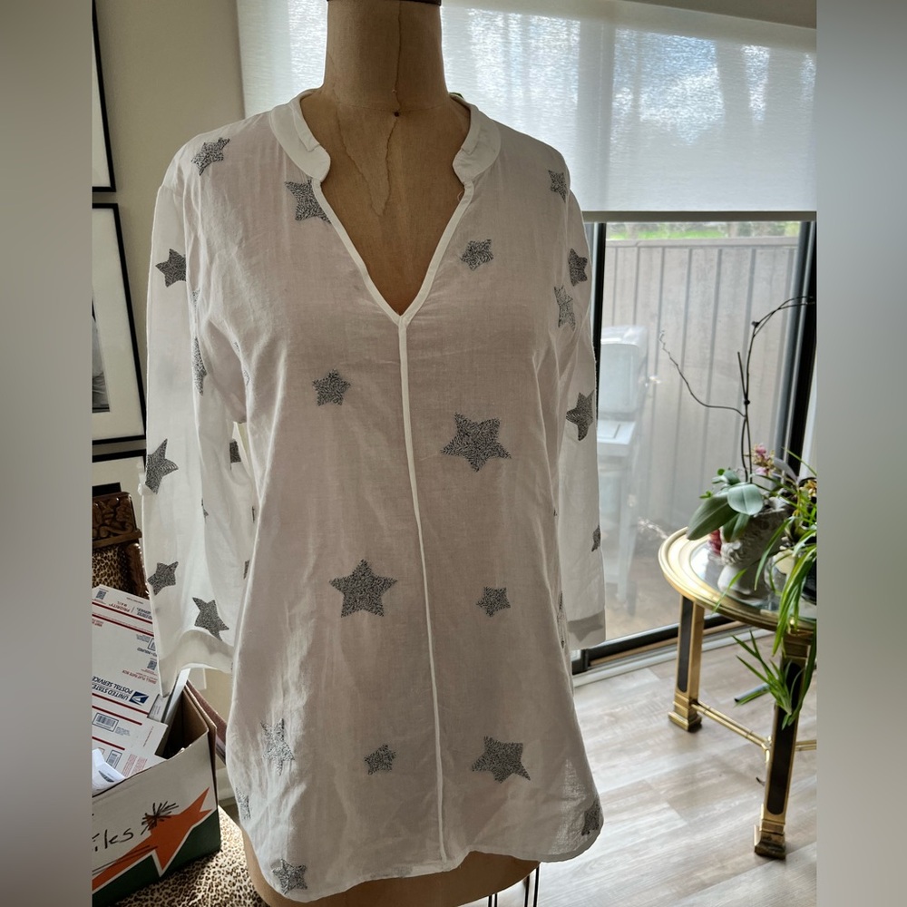 White blouse with black/white stars.  Cotton size L.  Soft Surroundings. 3/4 slv